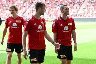 Union-Neuzugang Robin Gosens (r) beim öffentlichen Training in Berlin. Union-Neuzugang Robin Gosens (r) beim öffentlichen Training in Berlin.