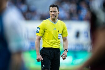 Schiedsrichter Felix Zwayer wird am 18. August das Bundesliga-Eröffnungsspiel leiten. Schiedsrichter Felix Zwayer wird am 18. August das Bundesliga-Eröffnungsspiel leiten.