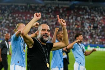 Manchester Citys Trainer Pep Guardiola feiert mit seinen Spielern den Sieg im Supercup. Manchester Citys Trainer Pep Guardiola feiert mit seinen Spielern den Sieg im Supercup.
