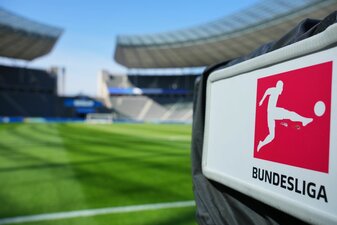 Fußball im TV wird für die Fans immer teurer. Fußball im TV wird für die Fans immer teurer.