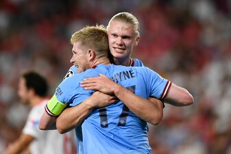 Erling Haaland (r) und Kevin De Bruyne sind unter den Finalisten bei Europas Fußballer-Wahl. Erling Haaland (r) und Kevin De Bruyne sind unter den Finalisten bei Europas Fußballer-Wahl.