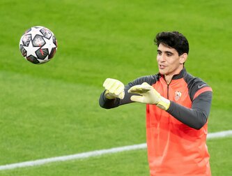Der marokkanische Torhüter wechselt zu Al-Hilal nach Saudi-Arabien. Der marokkanische Torhüter wechselt zu Al-Hilal nach Saudi-Arabien.