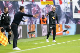 Leverkusens Trainer Xabi Alonso (l) und Leipzigs Trainer Marco Rose gestikulieren während eines Spiels. Leverkusens Trainer Xabi Alonso (l) und Leipzigs Trainer Marco Rose gestikulieren während eines Spiels.