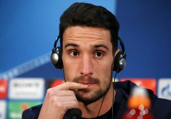 Torhüter Sergio Rico durfte knapp drei Monate nach einem schweren Reitunfall das Krankenhaus verlassen. Torhüter Sergio Rico durfte knapp drei Monate nach einem schweren Reitunfall das Krankenhaus verlassen.