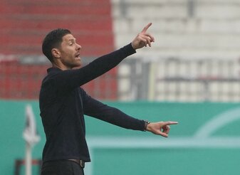 Leverkusens Trainer Xabi Alonso steht am Spielfeldrand. Sein Team gilt für viele in dieser Saison als Geheimtipp. Leverkusens Trainer Xabi Alonso steht am Spielfeldrand. Sein Team gilt für viele in dieser Saison als Geheimtipp.