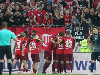 Spektakel auf dem Betzenberg: Lautern feiert ersten Sieg Spektakel auf dem Betzenberg: Lautern feiert ersten Sieg