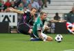 Bremens Marco Friedl (r) und Bayerns Harry Kane kämpfen um den Ball.