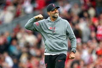 Liverpools Coach Jürgen Klopp freut sich auf seinen Neuzugang Wataru Endo. Liverpools Coach Jürgen Klopp freut sich auf seinen Neuzugang Wataru Endo.