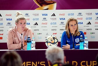 Millie Bright (l) und Englands Cheftrainerin Sarina Wiegman bei der Pressekonferenz. Millie Bright (l) und Englands Cheftrainerin Sarina Wiegman bei der Pressekonferenz.