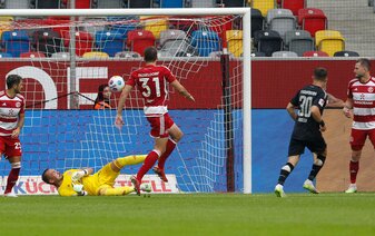 Paderborns Florent Muslija (r) erzielt das 1:0 gegen Fortuna Düsseldorf. Paderborns Florent Muslija (r) erzielt das 1:0 gegen Fortuna Düsseldorf.