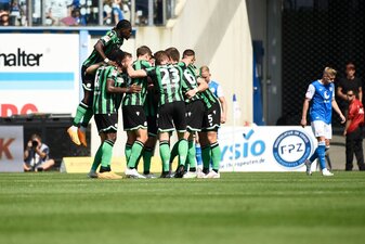 Die Hannoveraner feiern den Sieg bei Hansa Rostock. Die Hannoveraner feiern den Sieg bei Hansa Rostock.