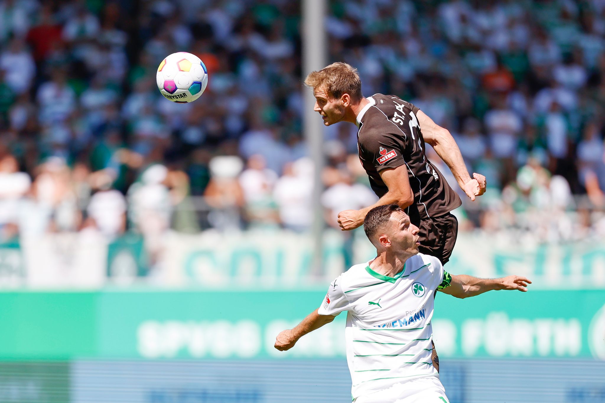 Lars Ritzke (r) vom FC St. Pauli gewinnt Fürths Branimir Hrgota das Kopfballduell.