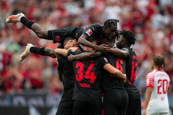 Leverkusen schlägt Leipzig in einer hochklassigen und temporeichen Auftaktpartie. Leverkusen schlägt Leipzig in einer hochklassigen und temporeichen Auftaktpartie.