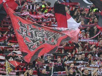 Sturz in den Innenraum: Leverkusen-Fan erleidet Platzwunde Sturz in den Innenraum: Leverkusen-Fan erleidet Platzwunde