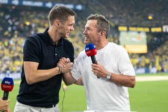Dortmund Sportdirektor Sebastian Kehl (l) hat die Ansetzung der USA-Reise der DFB-Elf kritisiert. Dortmund Sportdirektor Sebastian Kehl (l) hat die Ansetzung der USA-Reise der DFB-Elf kritisiert.