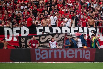 Während des Spiels zwischen Bayer Leverkusen und RB Leipzig ist ein Fan von der Tribüne gestürzt. Während des Spiels zwischen Bayer Leverkusen und RB Leipzig ist ein Fan von der Tribüne gestürzt.