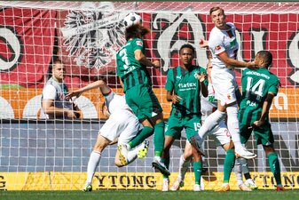 Mönchengladbach und Augsburg lieferten sich eine umkämpfte und torreiche Partie. Mönchengladbach und Augsburg lieferten sich eine umkämpfte und torreiche Partie.