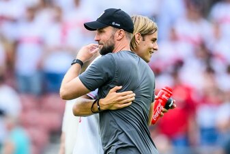 Stuttgarts Borna Sosa (r) klatscht nach dem Spiel mit Trainer Sebastian Hoeneß (l) ab. Stuttgarts Borna Sosa (r) klatscht nach dem Spiel mit Trainer Sebastian Hoeneß (l) ab.