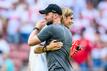 Stuttgarts Borna Sosa (r) klatscht nach dem Spiel mit Trainer Sebastian Hoeneß (l) ab.