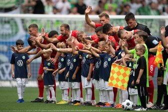 Heidenheims Spieler winken vor dem Spiel. Heidenheims Spieler winken vor dem Spiel.