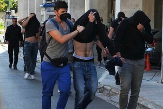 Bei schweren Ausschreitungen kroatischer Fußballfans kam ein griechischer Fan ums Leben. Bei schweren Ausschreitungen kroatischer Fußballfans kam ein griechischer Fan ums Leben.