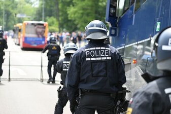 Beim Spiel zwischen Augsburg und Mönchengladbach hat sich ein Schuss einer Dienstwaffe gelöst. Beim Spiel zwischen Augsburg und Mönchengladbach hat sich ein Schuss einer Dienstwaffe gelöst.