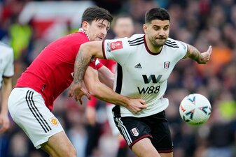 Fulhams Aleksandar Mitrovic (r) geht zukünftig in Saudi-Arabien auf Torejagd. Fulhams Aleksandar Mitrovic (r) geht zukünftig in Saudi-Arabien auf Torejagd.