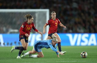 Alessia Russo (M) von England gegen Olga Carmona (l) von Spanien. Alessia Russo (M) von England gegen Olga Carmona (l) von Spanien.