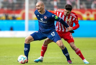 Ludovic Ajorque (l) von FSV Mainz 05 kämpft gegen Berlins Diogo Leite (r) um den Ball. Ludovic Ajorque (l) von FSV Mainz 05 kämpft gegen Berlins Diogo Leite (r) um den Ball.