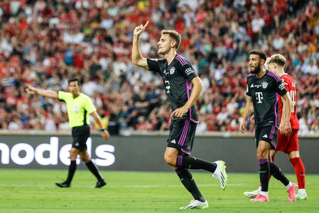 Josip Stanisic (M) ist per Leihe zum Ligakonkurrenten Bayer Leverkusen gewechselt.