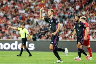 Josip Stanisic (M) ist per Leihe zum Ligakonkurrenten Bayer Leverkusen gewechselt. Josip Stanisic (M) ist per Leihe zum Ligakonkurrenten Bayer Leverkusen gewechselt.