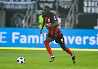 Trotz eines möglichen Wechsels nach Paris ist Kolo Muani von Eintracht Frankfurt für die kommenden Spiele in der Conference League gemeldet worden. Trotz eines möglichen Wechsels nach Paris ist Kolo Muani von Eintracht Frankfurt für die kommenden Spiele in der Conference League gemeldet worden.