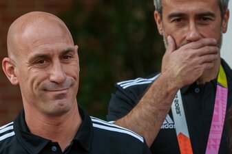 Der Chef des spanischen Fußballverbands, Luis Rubiales (l), hatte mit dem Kuss einer Spielerin nach dem WM-Sieg für Aufsehen gesorgt. Der Chef des spanischen Fußballverbands, Luis Rubiales (l), hatte mit dem Kuss einer Spielerin nach dem WM-Sieg für Aufsehen gesorgt.