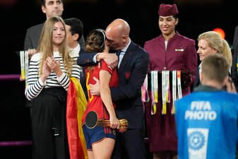 Luis Rubiales umarmt Aitana Bonmati auf dem Podium nach dem Sieg Spaniens im WM-Finale. Luis Rubiales umarmt Aitana Bonmati auf dem Podium nach dem Sieg Spaniens im WM-Finale.