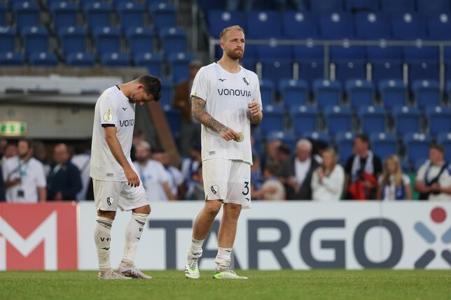 Bochums Philipp Hofmann (r) hat seinen Vertrag beim VfL verlängert.