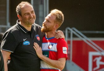 Trainer Frank Schmidt (Heidenheim, l) umarmt Marc Schnatterer. Marc Schnatterer, der inzwischen seine Profi-Karriere beendet hat, glaubt an den überraschenden Klassenerhalt des 1. FC Heidenheim. Trainer Frank Schmidt (Heidenheim, l) umarmt Marc Schnatterer. Marc Schnatterer, der inzwischen seine Profi-Karriere beendet hat, glaubt an den überraschenden Klassenerhalt des 1. FC Heidenheim.