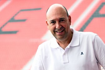 Club-Chef Fernando Carro glaubt an einen längerfristigen Verbleib von Bayer-Coach Xabi Alonso. Club-Chef Fernando Carro glaubt an einen längerfristigen Verbleib von Bayer-Coach Xabi Alonso.