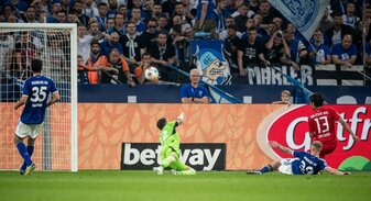Schalke verlor zuhause gegen Kiel mit 0:2. Schalke verlor zuhause gegen Kiel mit 0:2.