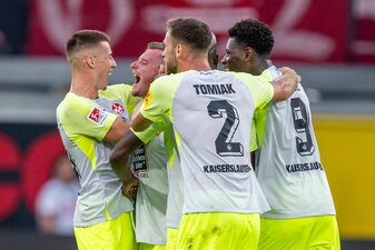 In Paderborn fuhr der 1. FCK seinen zweiten Saisonsieg ein. In Paderborn fuhr der 1. FCK seinen zweiten Saisonsieg ein.