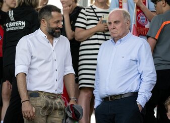 Hasan Salihamidzic (l), ehemaliger Sportdirektor von München, und Uli Hoeneß, ehemaliger Präsident von München, verfolgen das Spiel auf der Tribüne. Hasan Salihamidzic (l), ehemaliger Sportdirektor von München, und Uli Hoeneß, ehemaliger Präsident von München, verfolgen das Spiel auf der Tribüne.