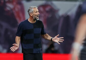 Leipzigs Trainer Marco Rose ärgert sich über die langen Wartezeiten beim Videobeweis. Leipzigs Trainer Marco Rose ärgert sich über die langen Wartezeiten beim Videobeweis.