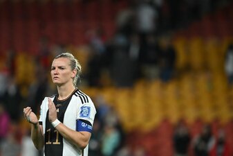 DFB-Kapitänin Alexandra Popp spielt vorerst weiter für die Nationalmannschaft. DFB-Kapitänin Alexandra Popp spielt vorerst weiter für die Nationalmannschaft.