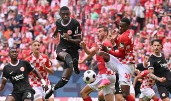 Frankfurts Stürmer Randal Kolo Muani (M.) soll sich bereits mit PSG einig sein. Frankfurts Stürmer Randal Kolo Muani (M.) soll sich bereits mit PSG einig sein.