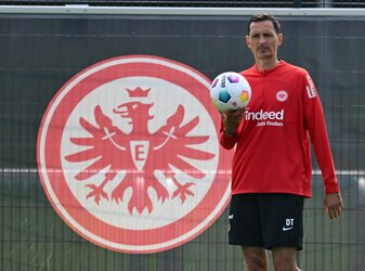 Muss eventuell ohne seinen besten Torjäger auskommen: Eintracht-Coach Dino Toppmöller. Muss eventuell ohne seinen besten Torjäger auskommen: Eintracht-Coach Dino Toppmöller.