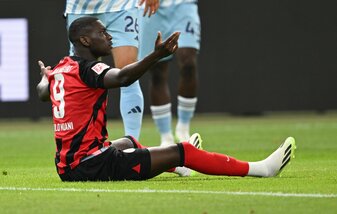 Frankfurts Randal Kolo Muani möchte durch einen Trainingsstreik seinen Wechsel zu Paris Saint-Germain erzwingen. Frankfurts Randal Kolo Muani möchte durch einen Trainingsstreik seinen Wechsel zu Paris Saint-Germain erzwingen.