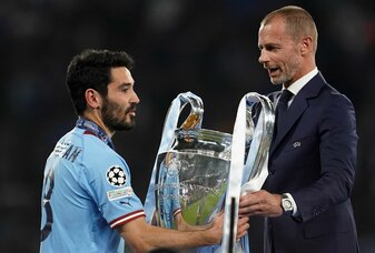 UEFA-Präsident Aleksander Ceferin (r) überreicht dem ManCity-Kapitän Ilkay Gündogan den Königsklassenpott. UEFA-Präsident Aleksander Ceferin (r) überreicht dem ManCity-Kapitän Ilkay Gündogan den Königsklassenpott.