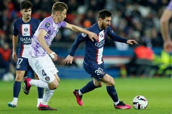 Anthony Rouault (M), hier im Zweikampf mit Ex-PSG-Profi Lionel Messi, kommt vom FC Toulouse zum VfB Stuttgart.