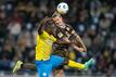 Braunschweigs Anthony Ujah (l) im Kopfballduell mit Pauli-Kapitän Jackson Irvine.