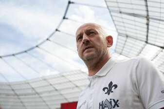 Wird seiner Mannschaft wegen eines medizinischen Eingriffs vorerst fehlen: Darmstadt-Coach Torsten Lieberknecht. Wird seiner Mannschaft wegen eines medizinischen Eingriffs vorerst fehlen: Darmstadt-Coach Torsten Lieberknecht.