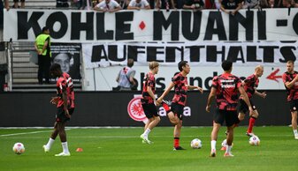 Die Frankfurter Fans haben ihren Unmut über den erzwungenen Transfer von Randal Kolo Muani geäußert. Die Frankfurter Fans haben ihren Unmut über den erzwungenen Transfer von Randal Kolo Muani geäußert.